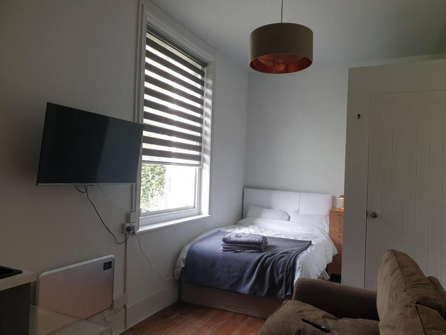 4 Quiet Compact Studio With Garden View - Best Location - Comfortable - Quiet Apartment Brighton Exterior photo